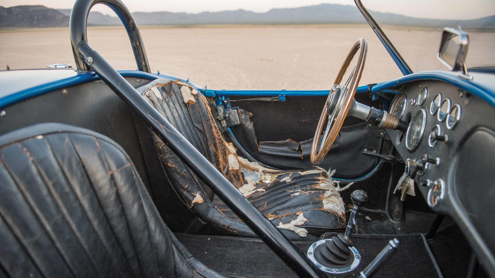 Το προς πώληση μοντέλο είναι το CSX 2000 και βρισκόταν στα χέρια του Carroll Shelby μέχρι και τον θάνατό του και το χρησιμοποιούσε ως αυτοκίνητο δοκιμ