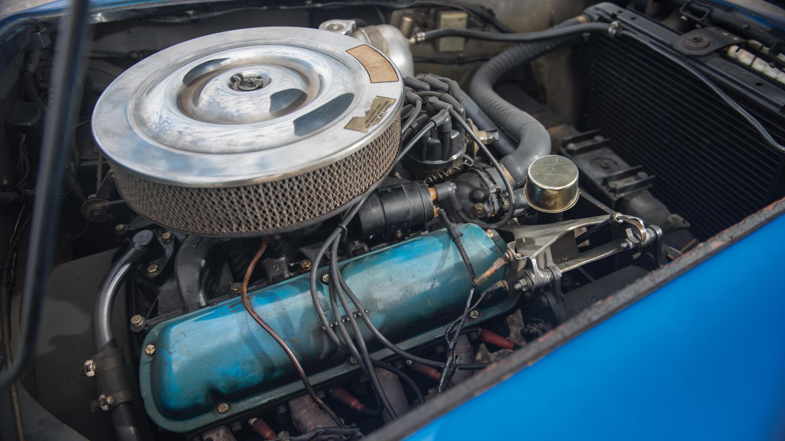 Το εν λόγω αυτοκίνητο δημιουργήθηκε το 1962, όταν ο Carroll Shelby κατάφερε για πρώτη φορά να «ζουλήξει» τον V8 κινητήρα Ford των 4.260 κ.εκ., μέσα στ