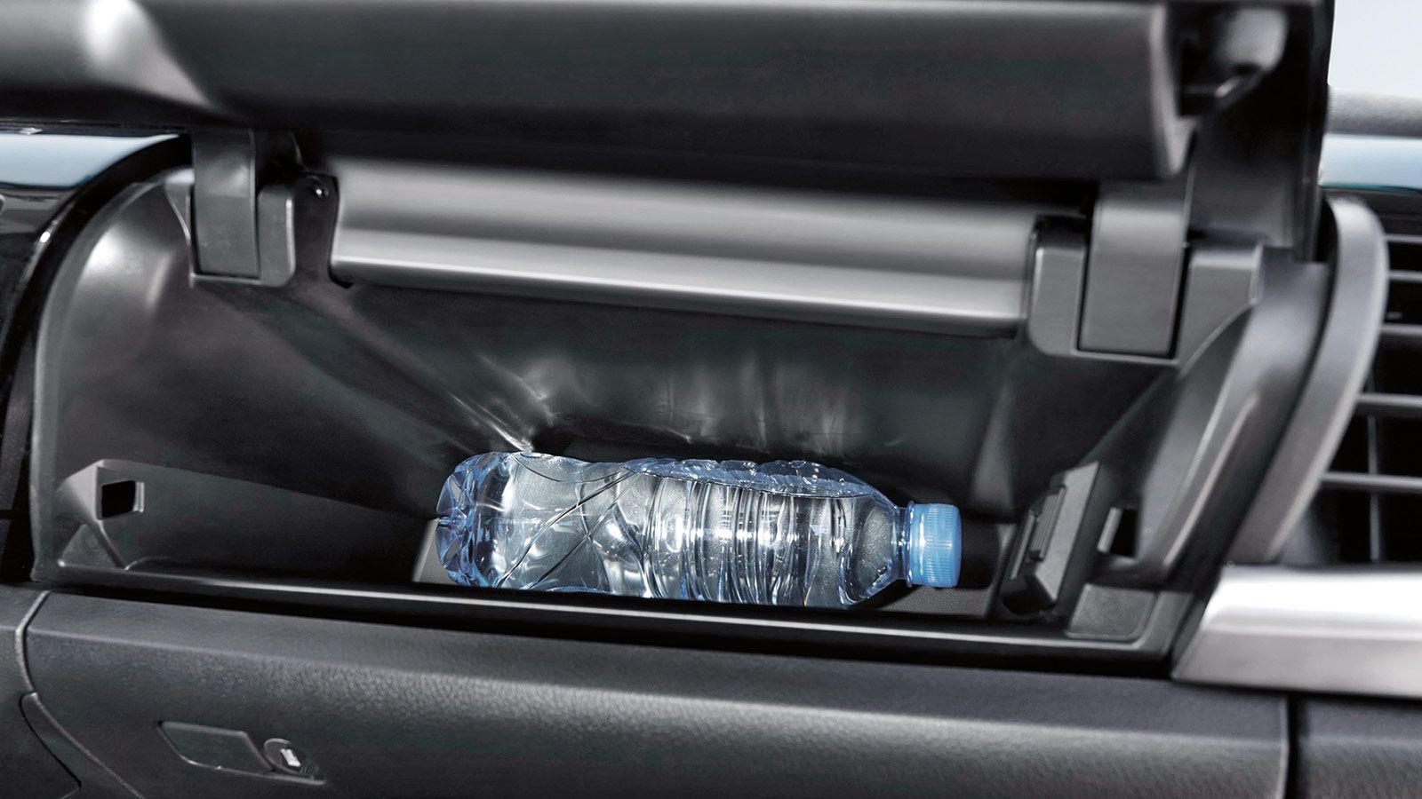 Θήκες για μικροαντικείμενα υπάρχουν παντού εντός της καμπίνας, ενώ είναι διαθέσιμο και ντουλαπάκι που λειτουργεί σα ψυγείο. 
