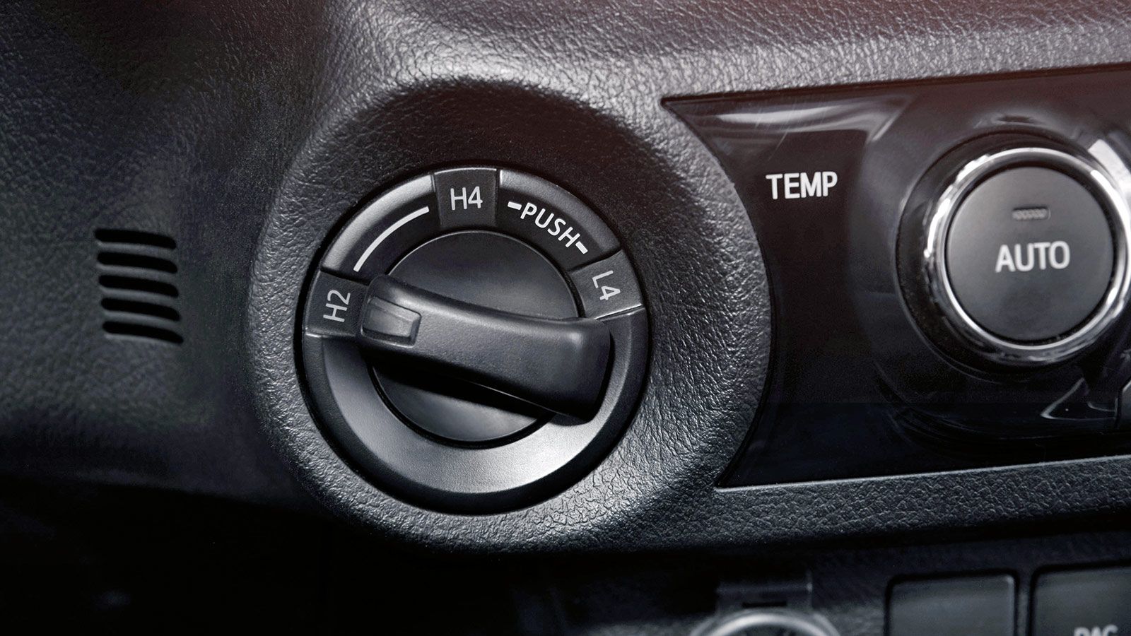 Ακολουθώντας τη μόδα των καιρών, ο δεύτερος επιλογέας για την τετρακίνηση που υπήρχε στην προηγούμενη γενιά αντικαθίσταται από περιστροφικό διακόπτη, 