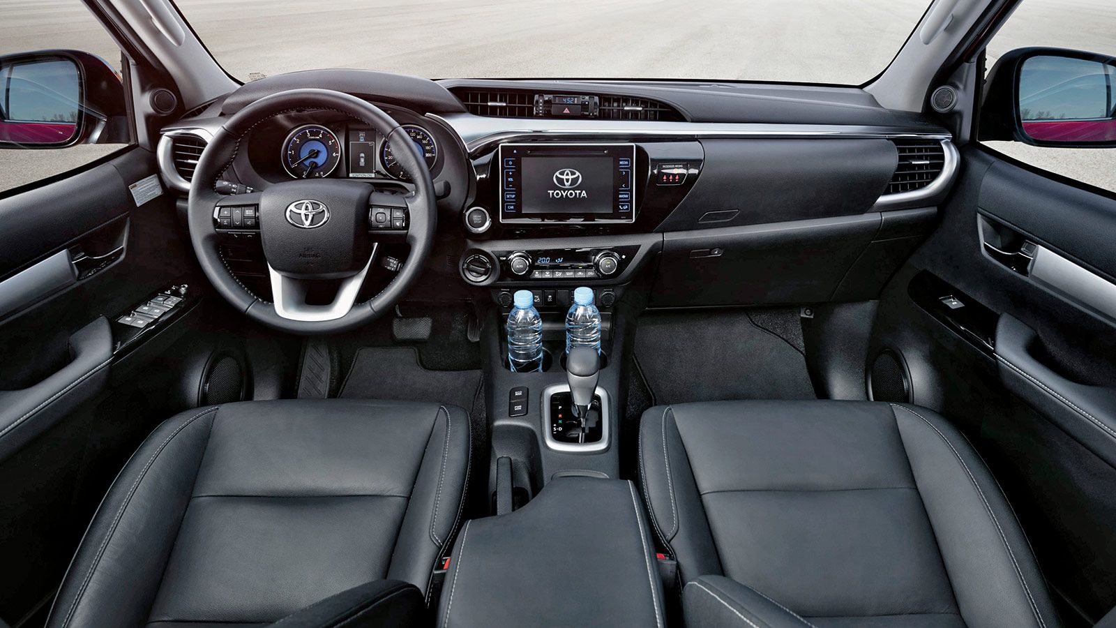 Ευχάριστος και αρκετά σύγχρονος ο εσωτερικός διάκοσμος του νέου Hilux. H μεγάλη οθόνη αφής στο κέντρο του ταμπλό κλέβει τις εντυπώσεις, με την ποιότητ