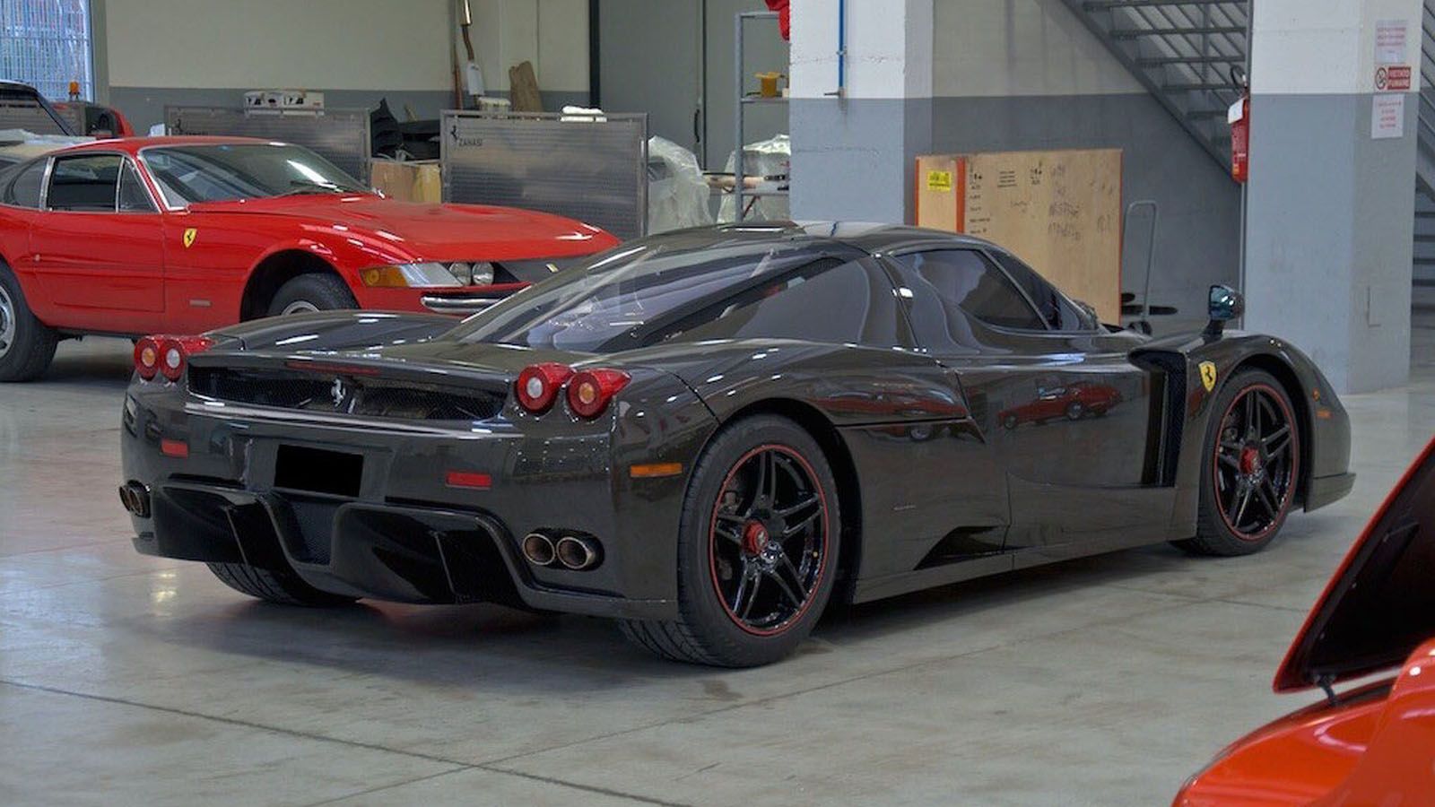 Το εν λόγω αμάξι είναι η μοναδική Ferrari Enzo που βγήκε από το εργοστάσιο με μόνο ένα διάφανο φιλμ να προστατεύει το κατά τα άλλα εκτεθειμένο carbon 