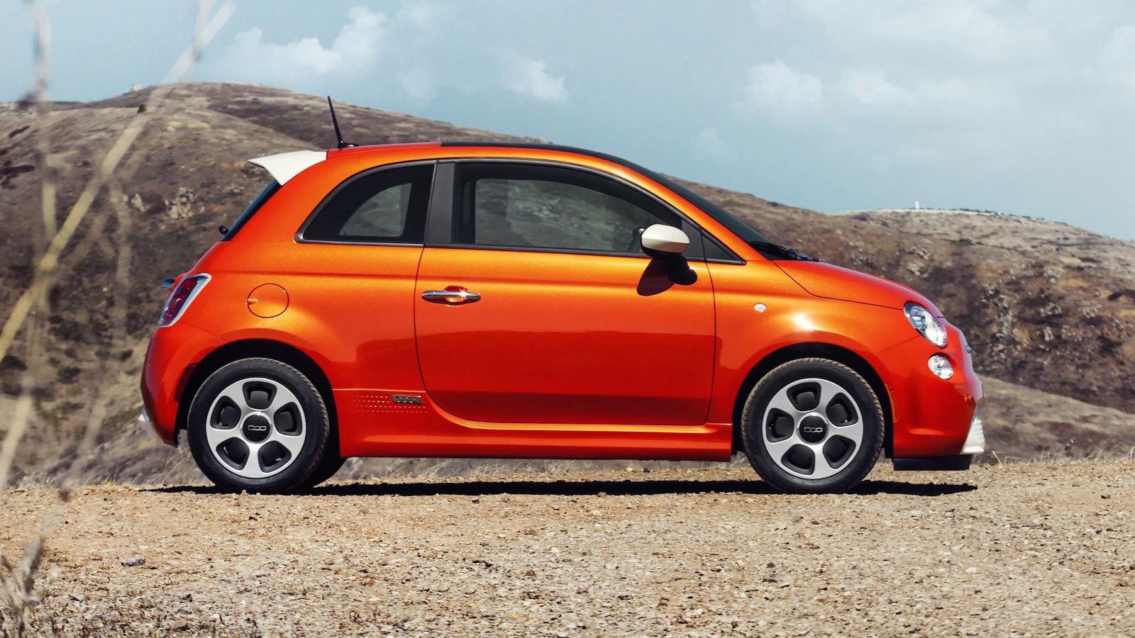 Black Friday στην Καλιφόρνια και προσφέρεται μια δελεαστική μίσθωση στο ηλεκτροκίνητο Fiat 500e. Για 36 μήνες και για μόλις 49 δολάρια (46 ευρώ) το μή