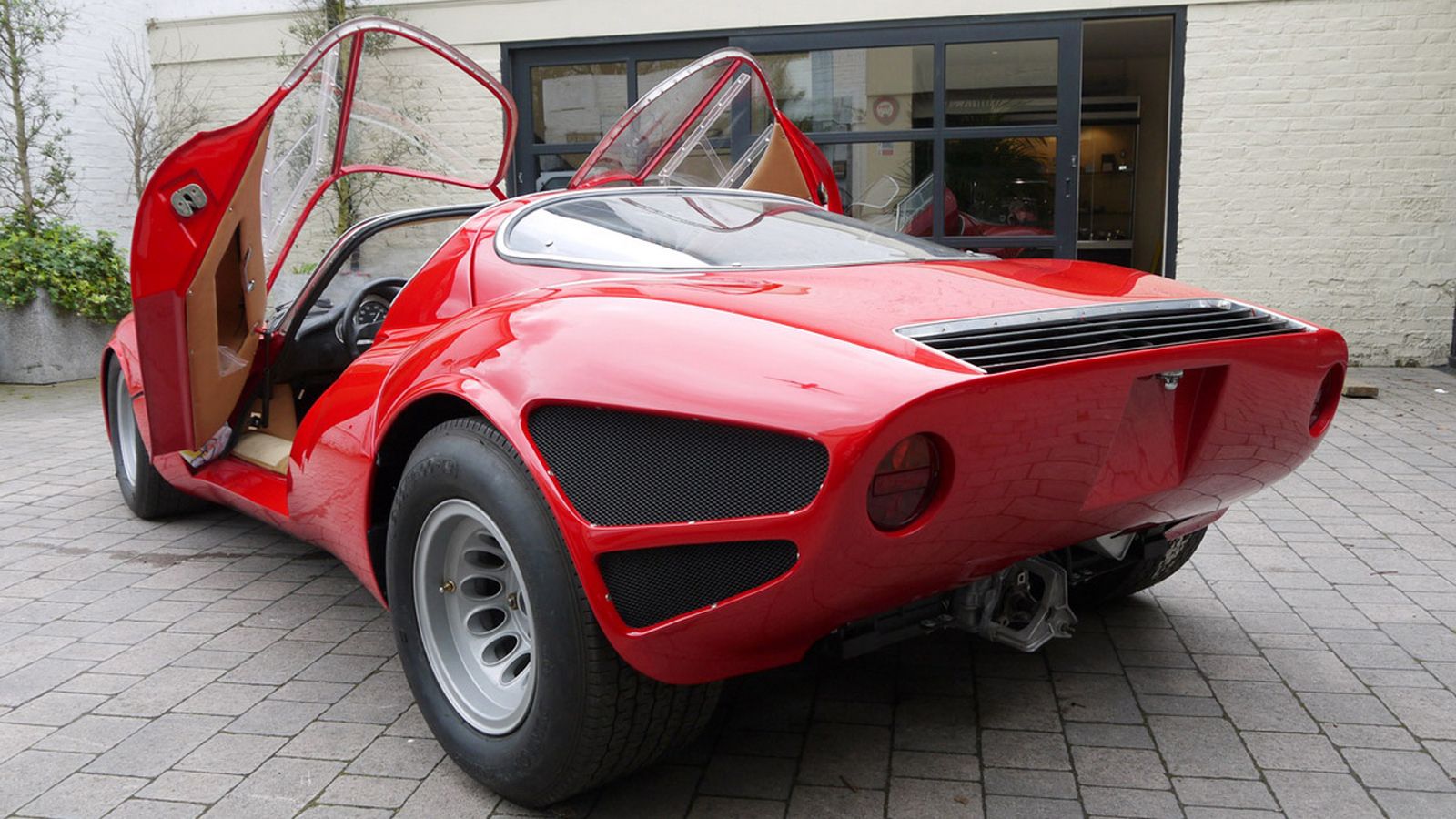 Η Alfa Romeo κατασκεύασε μόλις 18 αντίτυπα του αυτοκινήτου, με τα πέντε από αυτά να γίνονται πρωτότυπες μετατροπές. Καταλαβαίνετε τι έχει να γίνειR