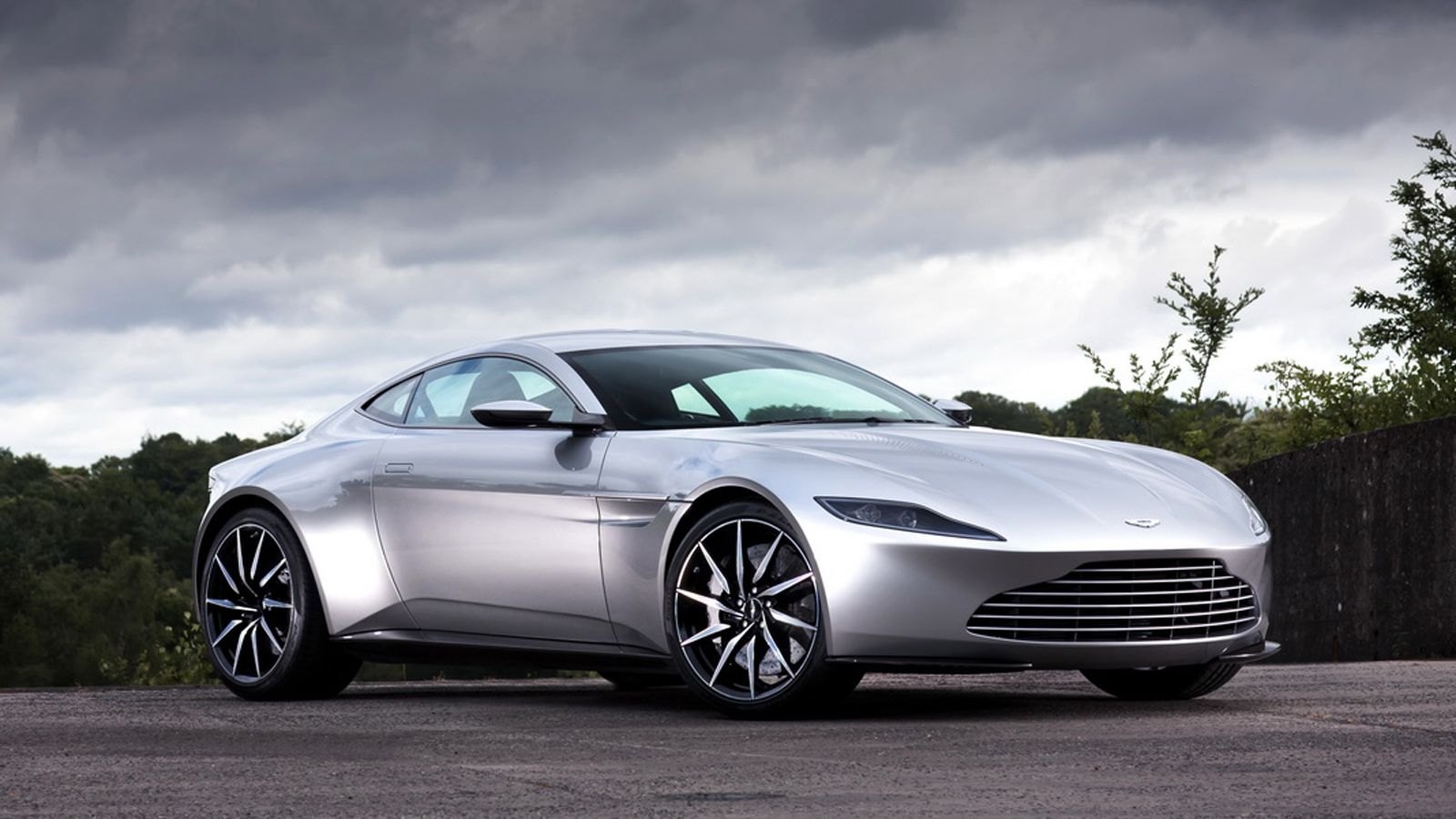 Με αφορμή το λανσάρισμα του Spectre σε Blu-ray, DVD και Digital HD, η Aston Martin αποφάσισε να βγάλει σε δημοπρασία μια από τις τρεις DB10 που «επέζη