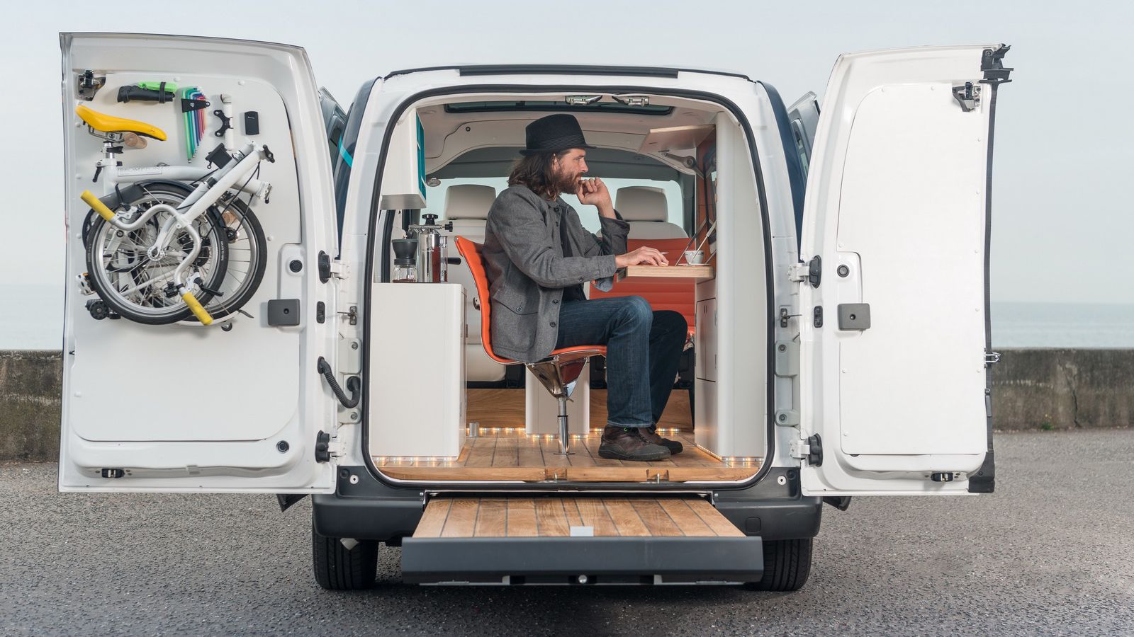 Το Nissan e-NV200 μετατράπηκε σε ένα κινητό γραφείο. Δείτε το πώς…
