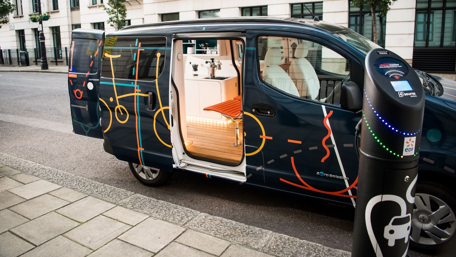 Το e-NV200 φορτίζει γρήγορα τις μπαταρίες του, καθώς το 80% της διαδικασίας απαιτεί μόλις 30 λεπτά και δίνει αυτονομία κίνησης για 170 χλμ.
