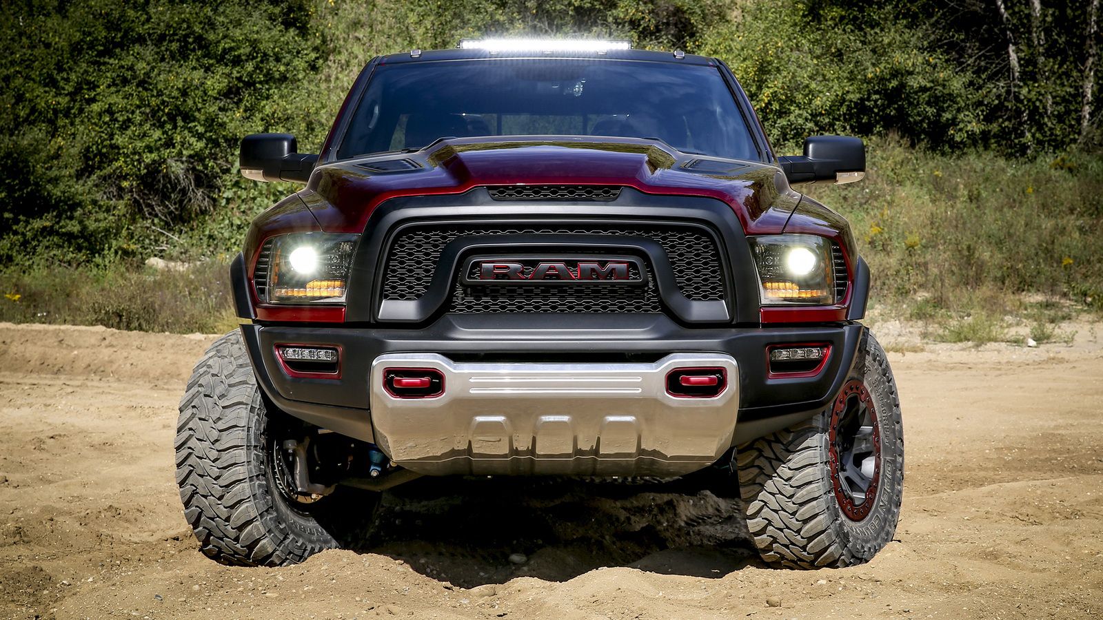 Κάτω από το φουσκωμένο καπό του κρύβει τον υπερτροφοδοτούμενο V8 κινητήρα των 6,2 λίτρων, το μοτέρ του Hellcat δηλαδή. Στο pick-up αποδίδει 575 ίππους