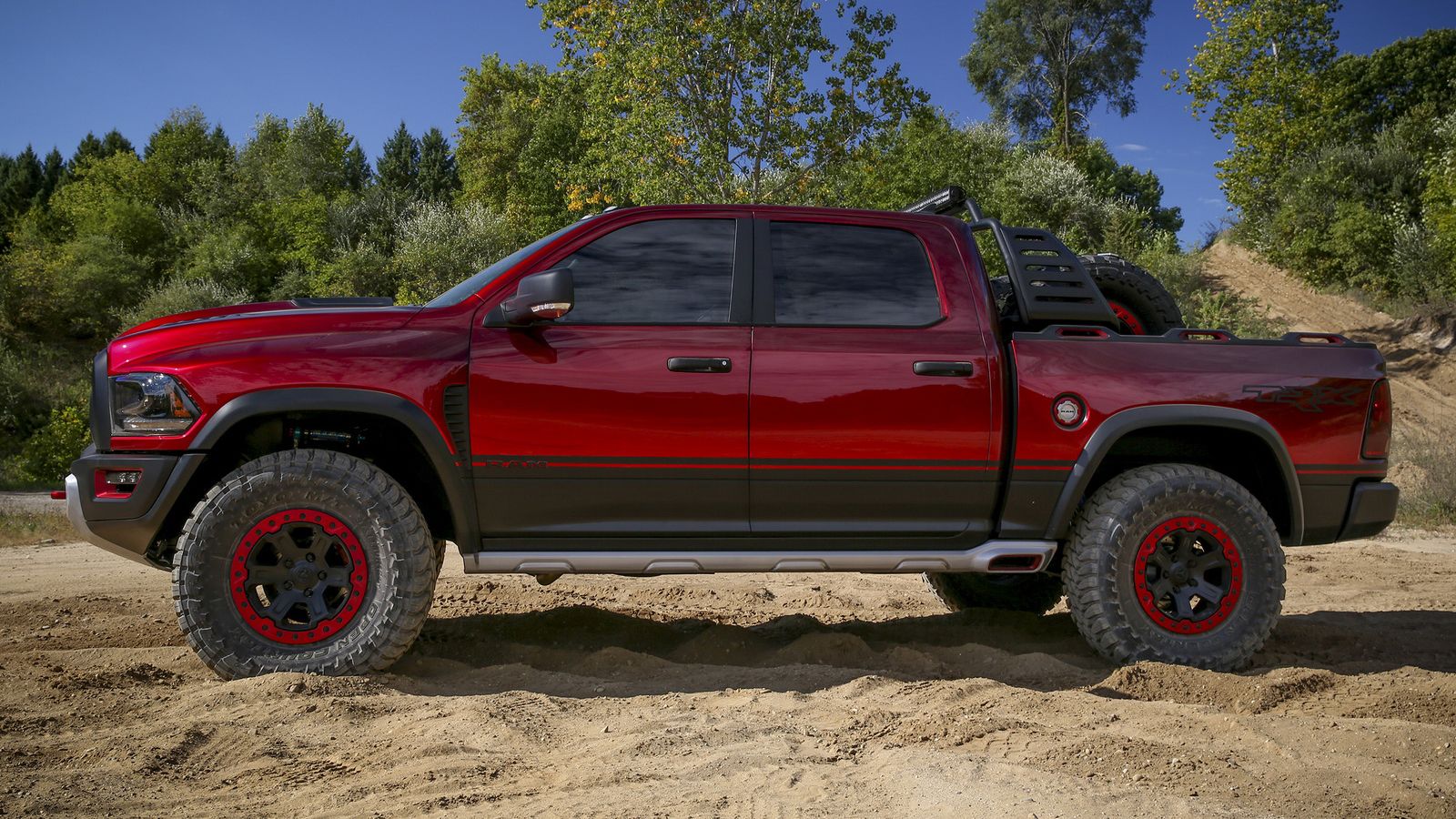 Η νέα γρίλια επιτρέπει στον υπερτροφοδοτούμενο V8 να αναπνέει καλύτερα. Τα φαρδύτερα φτερά χωράνε τους θηριώδεις τροχούς, ενώ το ψηλότερο καπό καταφέρ