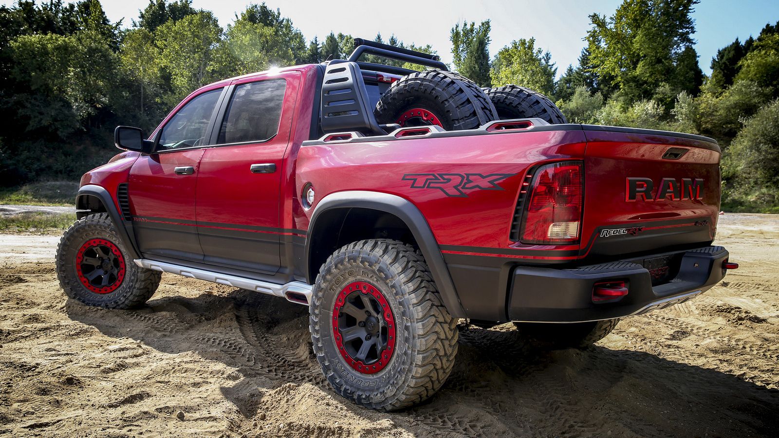 Η εμπρός ανάρτηση έχει τροποποιηθεί και η διαδρομή της έχει ανέβει στα 33 εκ., όσο δηλαδή έχει και πίσω, όπου δεν υπάρχουν αλλαγές.