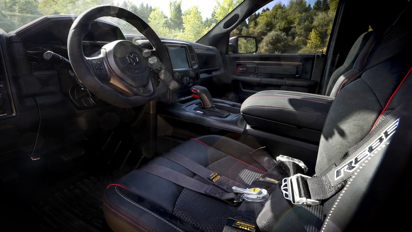 Ζώνες 6 σημείων και στις δύο σειρές καθισμάτων στο εσωτερικό του Rebel TRX Concept.