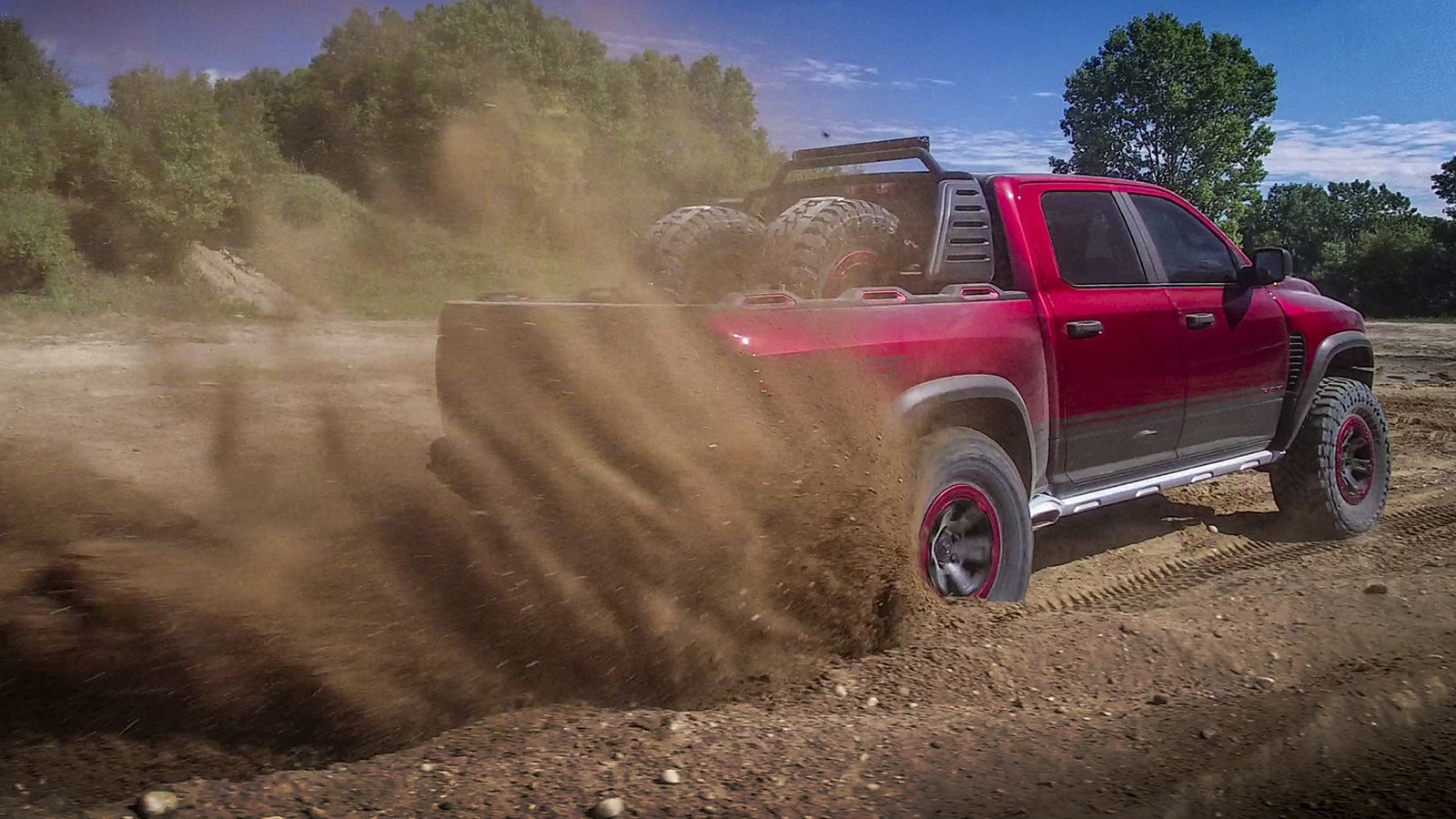 Έχουν τοποθετηθεί 6πίστονες δαγκάνες της Baer με δίσκους 381 χλστ. στον εμπρός άξονα και 355 χλστ. στον πίσω. Εκεί υπάρχει το ηλεκτρονικό διαφορικό Dy