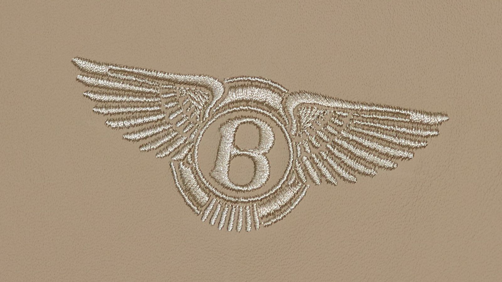 Όσο ζουμάρουμε διακρίνουμε την Bentley Mulsanne και συνεχίζοντας φτάνουμε στο εσωτερικό της, μέχρι και την τελευταία του λεπτομέρεια.