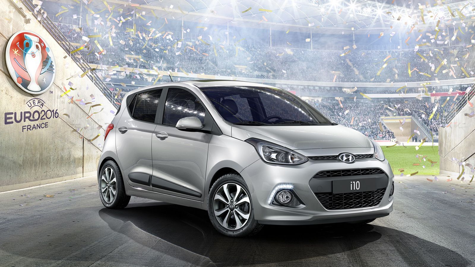 Το νέο Hyundai i10 GO! διαθέτει μαύρο γυαλιστερό φινίρισμα στην κεντρική του κονσόλα, μπλε ραφές σε καθίσματα, τιμόνι και επιλογέα και πίσω φιμέ τζάμι