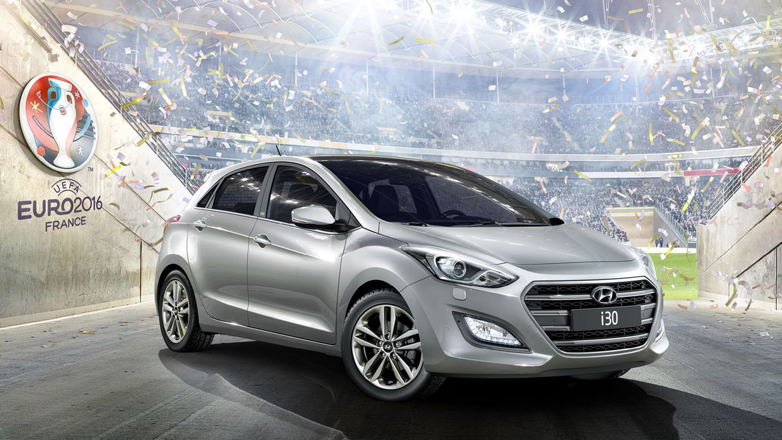 Το Hyundai i30 GO! διαθέτει νέα γρίλια και τροχούς 17 ιντσών, ενώ εσωτερικά υπάρχουν μεταλλικά μαρπιέ, μαύρη οροφή και μαύρο μεταλλικό φινίρισμα στο τ