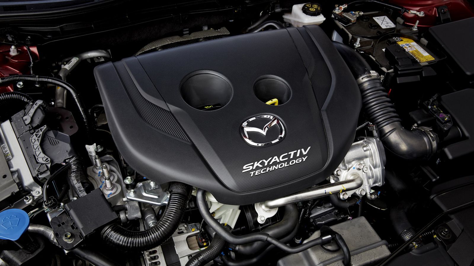 Το νέο Skyactiv-D 1.5 μοτέρ πετρελαίου έχει ισχύ 105 PS/4.000 σ.α.λ. και ροπή 270 Nm/1.600-2.500 σ.α.λ. Η εταιρεία ανακοινώνει κατανάλωση 3,8 λτ./100 