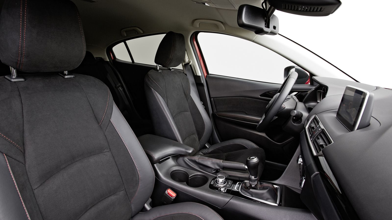 Το Mazda3 hatchback αποκτά μια νέα σπέσιαλ έκδοση, η οποία ξεχωρίζει από τους σκουρόχρωμους τροχούς των 18 ιντσών, τις μαύρες δερμάτινες-σουέτ επενδύσ