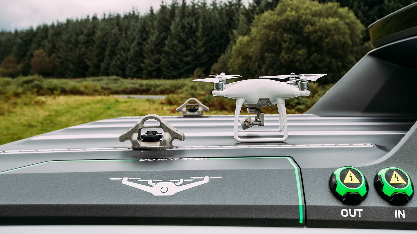 Στο έργο της διάσωσης τίθεται και το DJI Phantom 4 drone, με αυτονομία λειτουργίας 6.000 μέτρων, ταχύτητα 20 μ./δλ. και συνεχή λειτουργία για 30 λεπτά