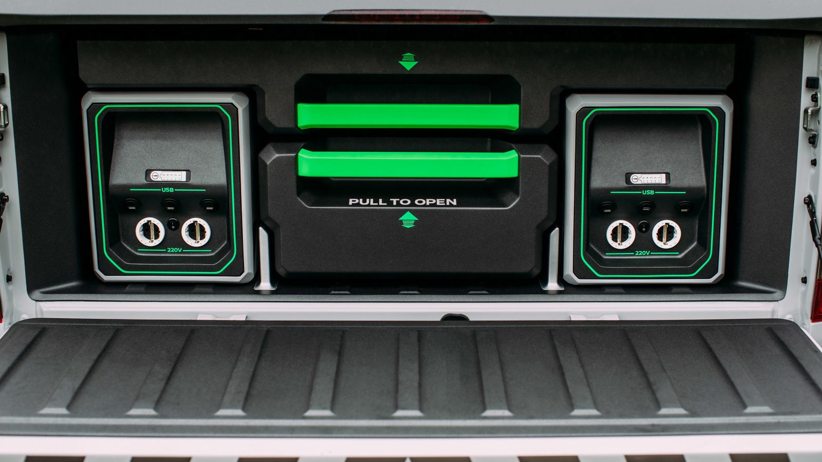 Το Navara EnGuard Concept διαθέτει δύο πρωτότυπες φορητές μπαταρίες 2 kW που αναπτύχθηκαν από την Nissan και είναι ανθεκτικές στις καιρικές συνθήκες, 