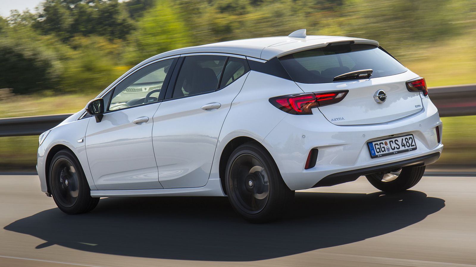 Η Opel παρουσιάζει το εξοπλιστικό πακέτο OPC Line Sport Pack για τις εκδόσεις Active, Dynamic και Innovation του νέου πεντάθυρου Astra. Η τιμή του στη