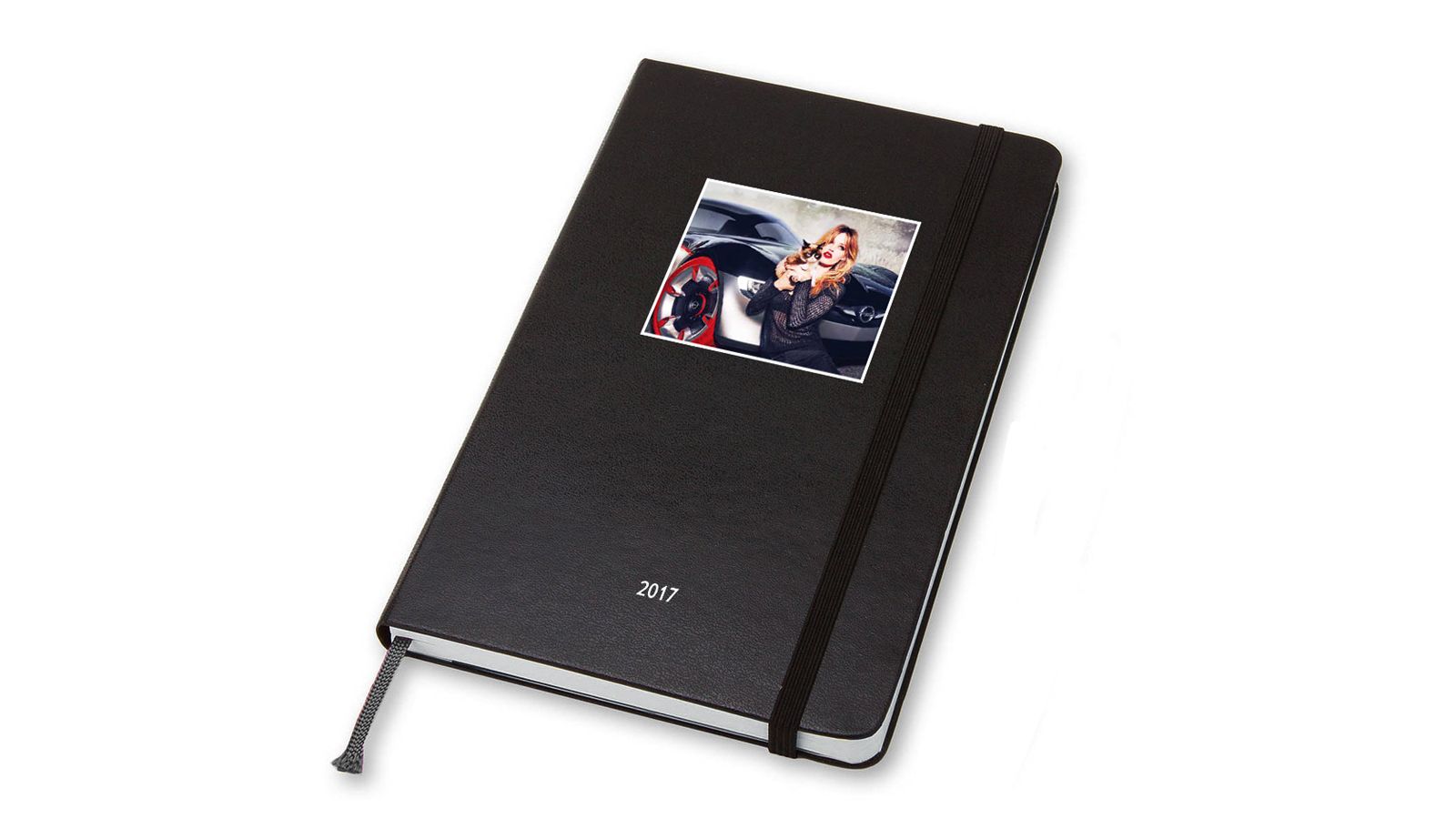 Στην ίδια συλλογή θα βρείτε ένα ημερολόγιο με τη μορφή του super model, Georgia May Jagger, στο εξώφυλλό του.