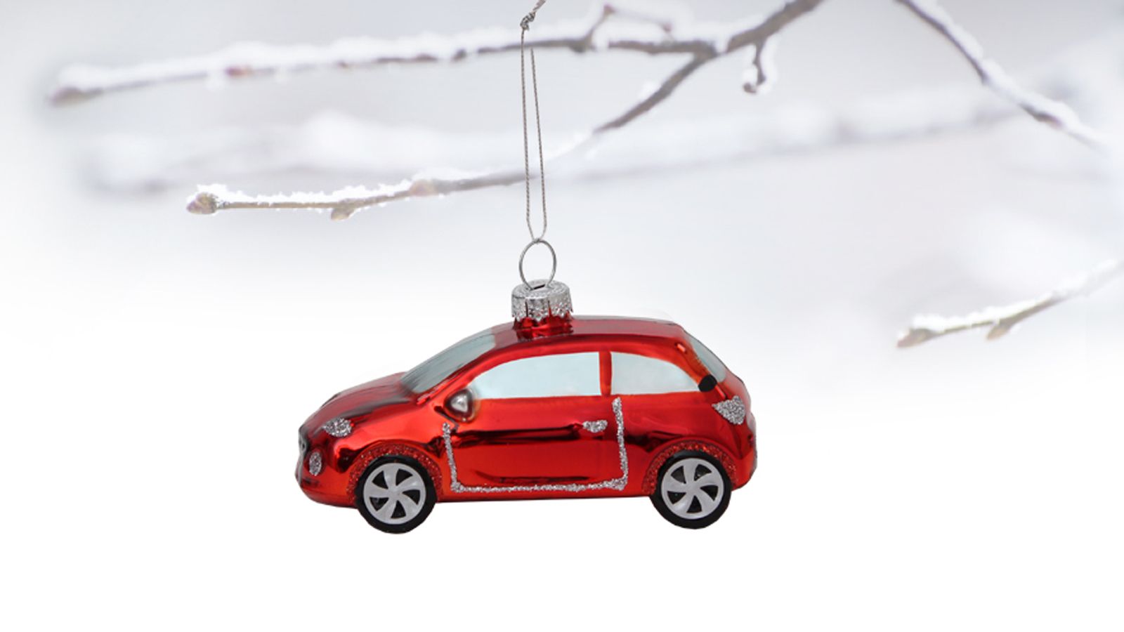 Οι φίλοι του αυτοκινήτου χαίρονται με χριστουγεννιάτικα δώρα, όπως αυτά που παρουσιάζει η Opel στην τελευταία της συλλογή. 