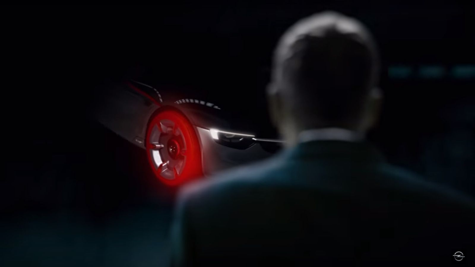 Ο κόκκινος εμπρός τροχός του GT Concept που φαίνεται για λίγο, φέρνει στο νου τη μοτοσικλέτα Opel Motoclub 500, η οποία εμφανίστηκε με δύο κόκκινα ελα