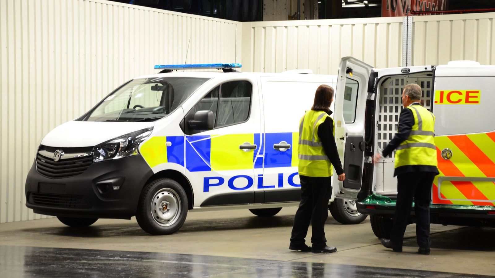 Μοντέλα όπως τα Corsa, Astra, Insignia, Mokka, Combo, Movano και Vivaro δέχονται τον απαραίτητο εξοπλισμό για να υπηρετήσουν τις δυνάμεις της αστυνομί