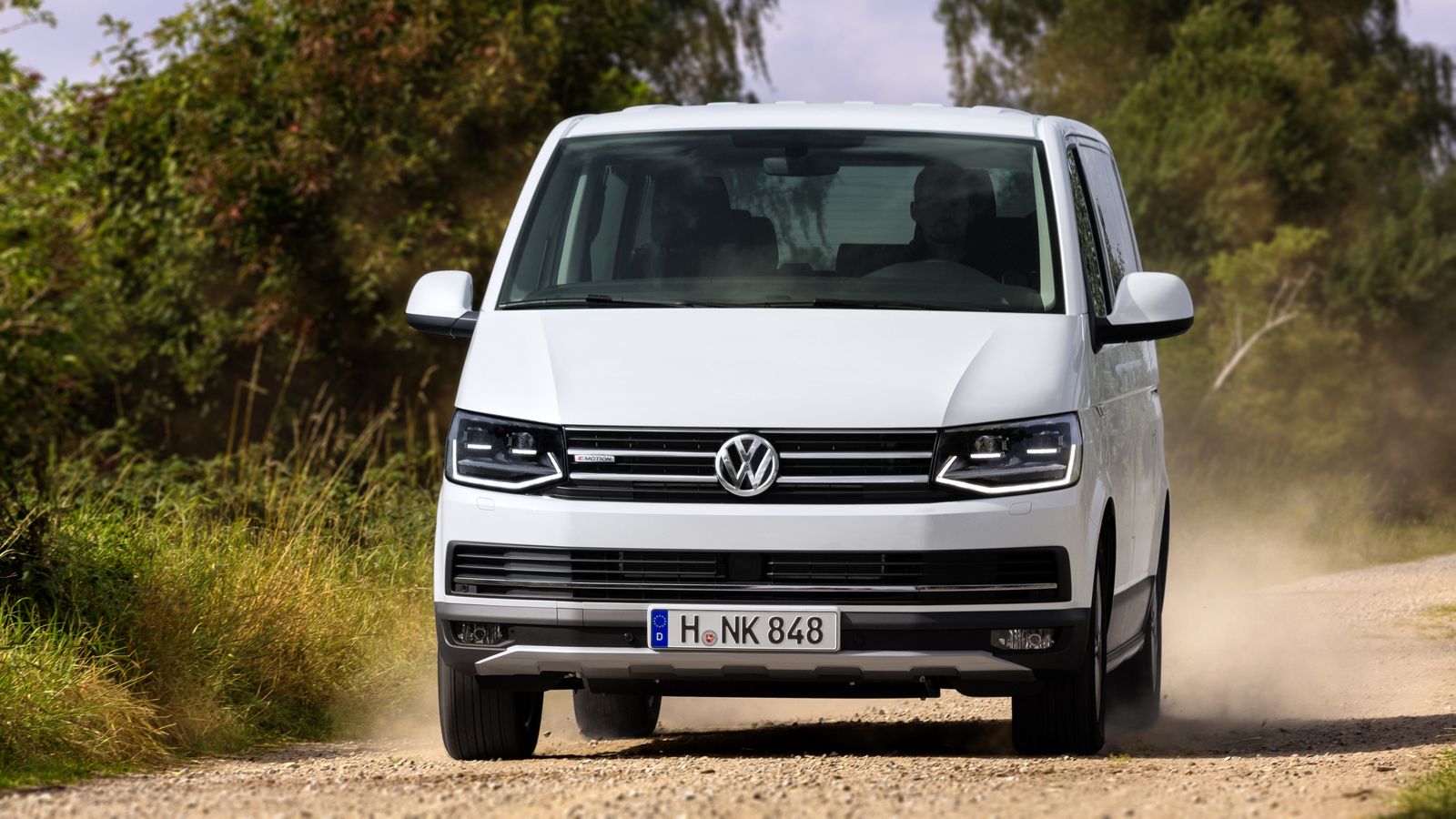 Ουσιαστικά, το Multivan PanAmericana αποτελεί μια έκδοση Alltrack του νέου Transporter. Διαθέτει σύστημα 4κίνησης 4MΟΤΙΟΝ, αυξημένη απόσταση από το έδ