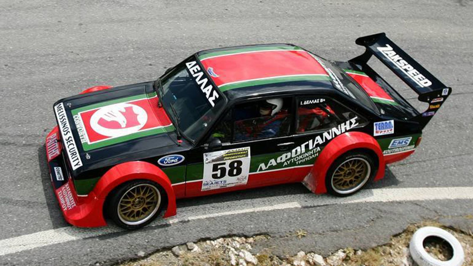 Στη δεύτερη θέση της Formula Saloon βρέθηκε ο Γιάννης Δέλλας (Ford Escort MK II Zak Speed).