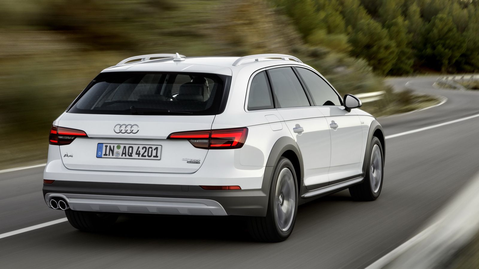 Σε σχέση με το Α4 Avant, το A4 allroad έχει διευρυμένη απόσταση από το έδαφος κατά 34 χλστ., προστατευτικές ποδιές, διαφορετική γρίλια, νέο προφυλακτή