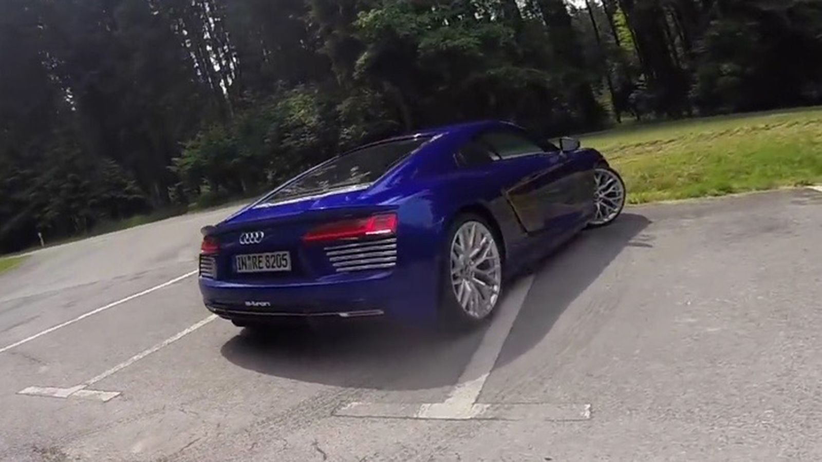 Ο φακός συνέλαβε το νέο Audi R8 e-tron στους δρόμους του Ίνγκολστάντ. Δείτε το σε video.