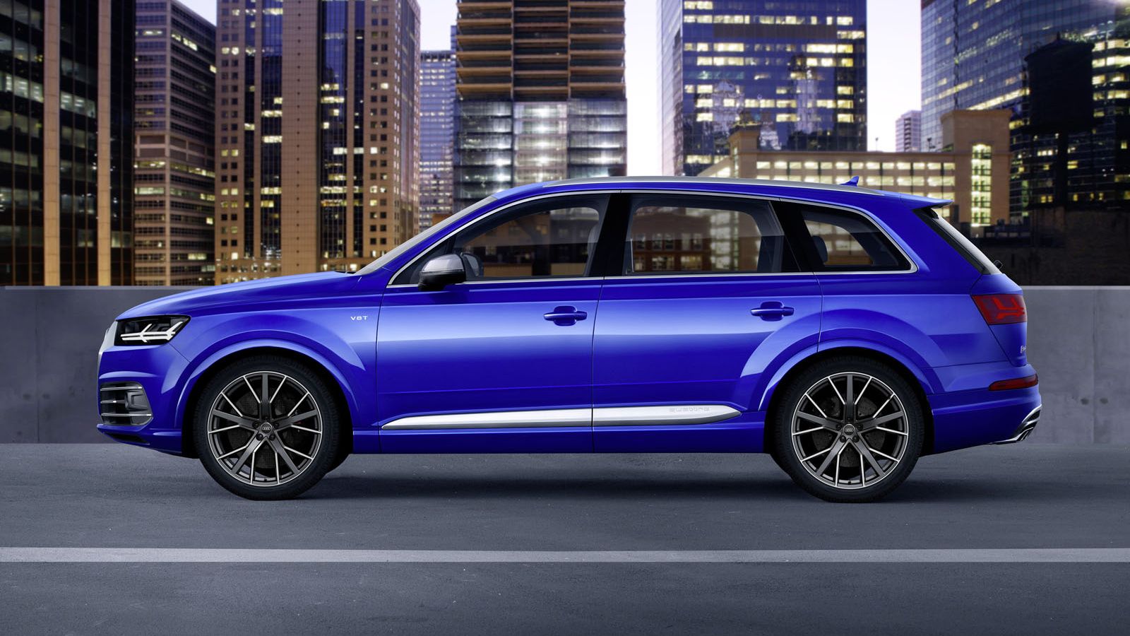 Στο πλάι ξεχωρίζουν οι μεγάλες ζάντες 20 ιντσών, όπως και οι γοητευτικές καμπύλες που χαρακτηρίζουν τα μοντέλα της οικογένειας S της γερμανικής μάρκας