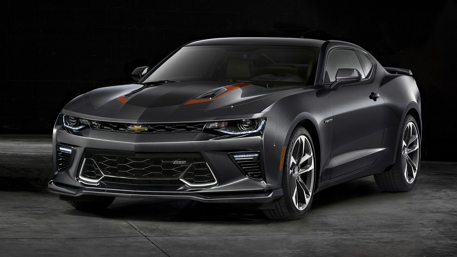 Μισό αιώνα μετά την πρώτη παρουσίαση της Camaro, λανσάρεται το επετειακό της μοντέλο.