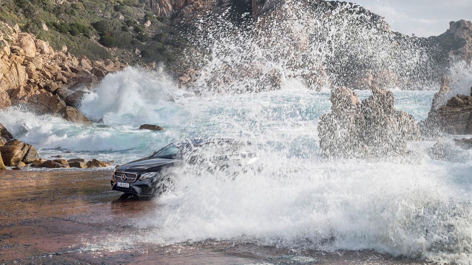 Δείτε την πρώτη εικόνα από τη νέα Mercedes E-Class Estate, που έχει «κρυφτεί» πίσω από μανιασμένα κύματα.