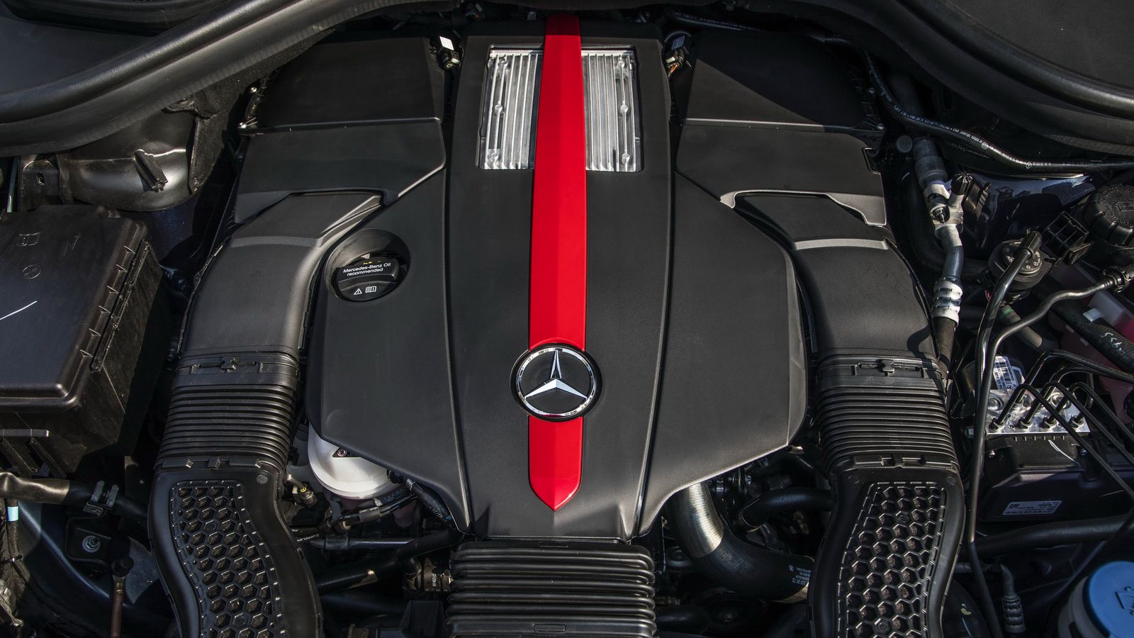 Εφοδιάζεται με το 3λιτρο biturbo V6 σύνολο των 367 ίππων και των 520 Nm ροπής, το οποίο μέσω του 9τάχυτου αυτόματου κιβωτίου 9G-Tronic, στέλνει την κί