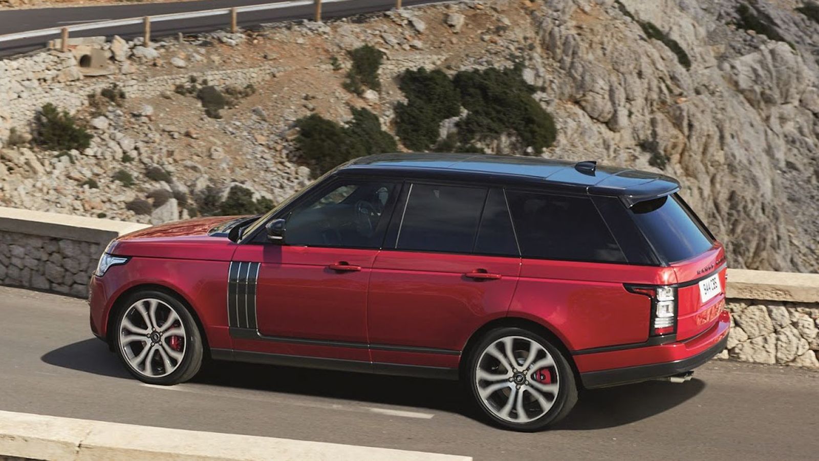 Το κορυφαίο SVAutobiography με το 5λιτρο turbo V8 σύνολο απέκτησε τη νέα έκδοση Dynamic. Η απόσταση του αμαξώματος από το έδαφος πέφτει κατά 8 χλστ., 