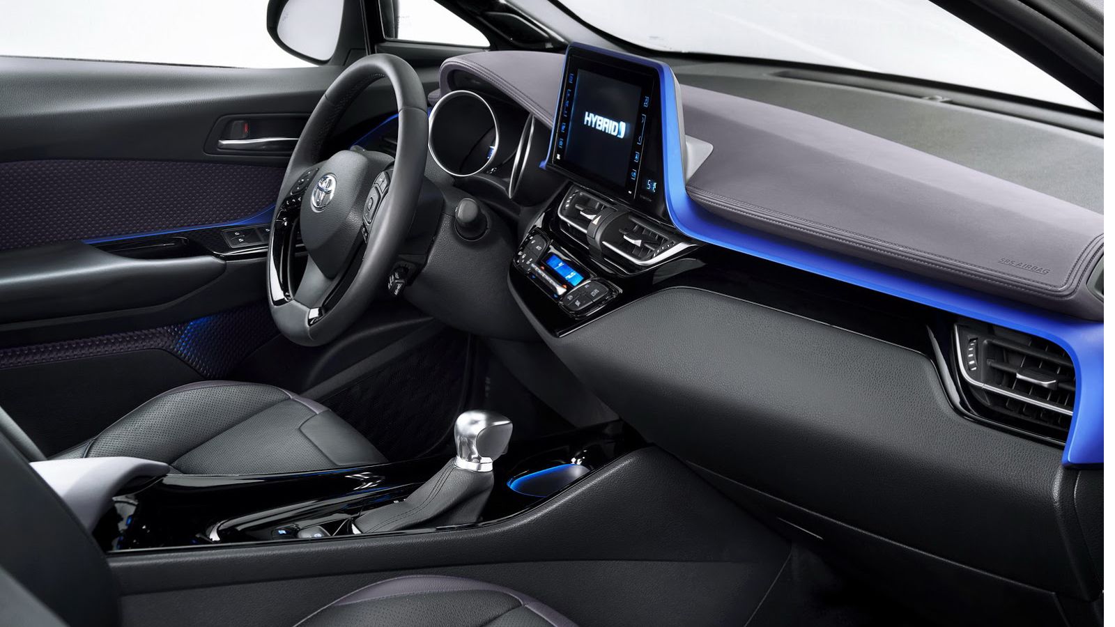 Το φινίρισμα της καμπίνας, σύμφωνα με την Toyota, έχει γίναι με πολύ προσοχή, με την  ιαπωνική φίρμα να υπόσχεται αναβάθμιση της απτής ποιότητας, μέσω