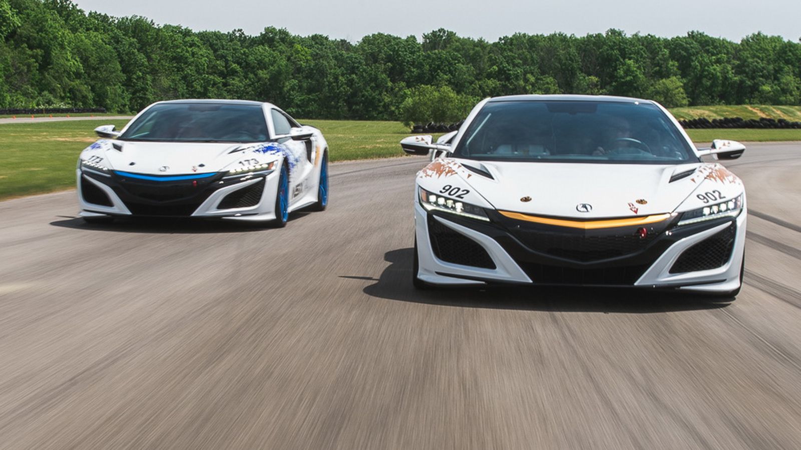 Το ένα (δεξιά) ελάφρυνε και έχει αγωνιστική εξάτμιση, ενώ το άλλο –με εξαίρεση τον εξοπλισμό ασφάλειας- παραμένει σε «μαμά» κατάσταση. Υπάρχει κ