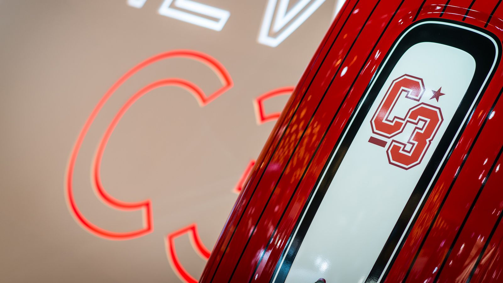 Το Citroen C3 Feel θα φτιαχτεί σε 250 αντίτυπα, τα οποία ξεχωρίζουν από την απόχρωση Polar White και την Sport Red οροφή την οποία κοσμεί ένα τεράστιο