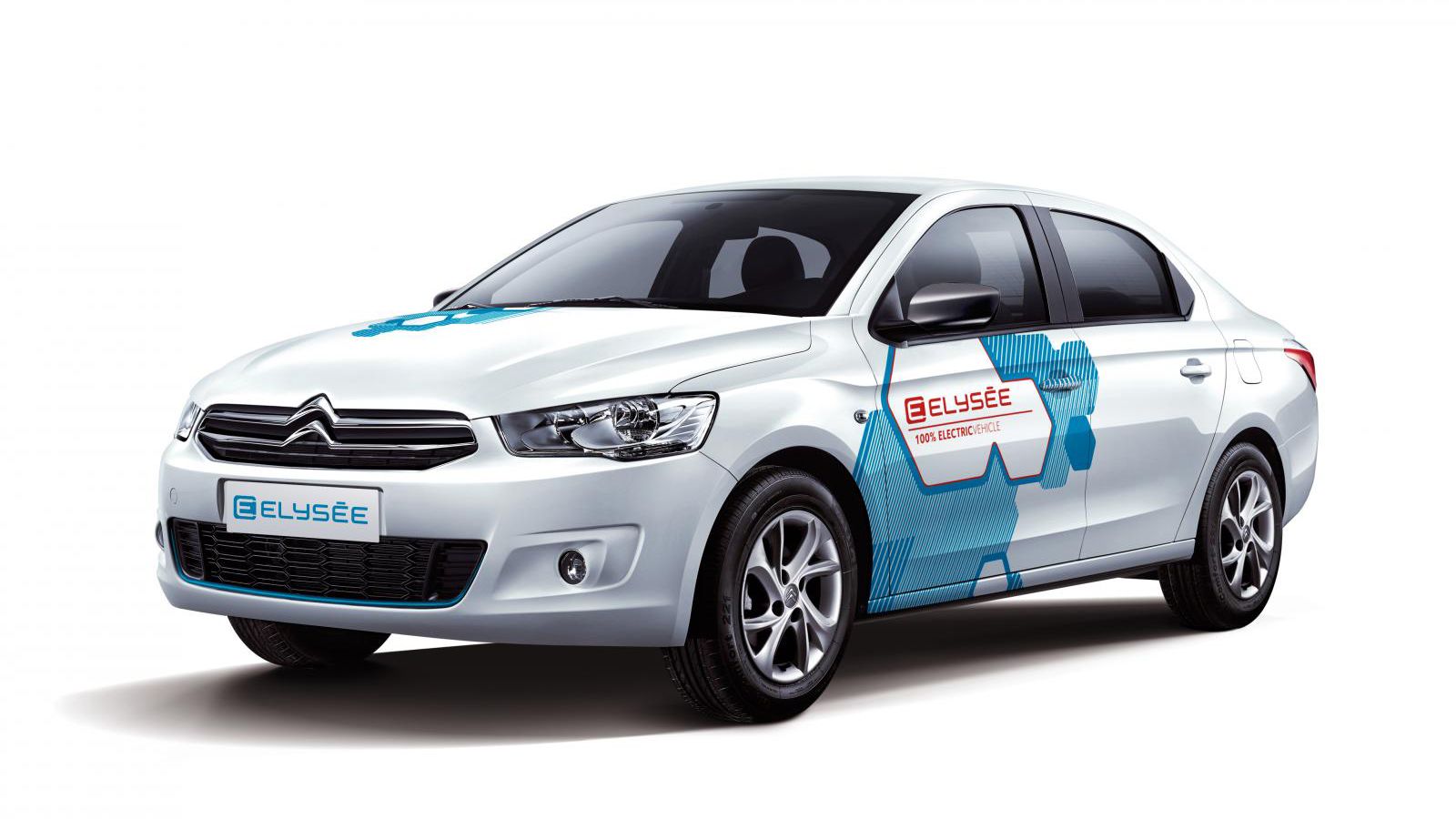 Το Citroen E-Elysee προσφέρει ηλεκτρική αυτονομία 250 χιλιομέτρων. Οι μπαταρίες του φορτίζουν σε 6,5 ώρες σε μία απλή οικιακή πρίζα, ενώ μέσω ταχυφορτ