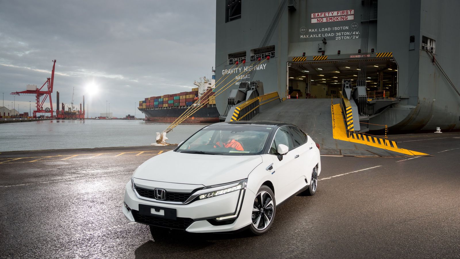 Το Honda Clarity χρησιμοποιεί κυψέλες καυσίμου και έναν ηλεκτροκινητήρα. Με γεμάτο το ντεπόζιτο υδρογόνου προσφέρει αυτονομία στον αμερικάνικο κύκλο Ε