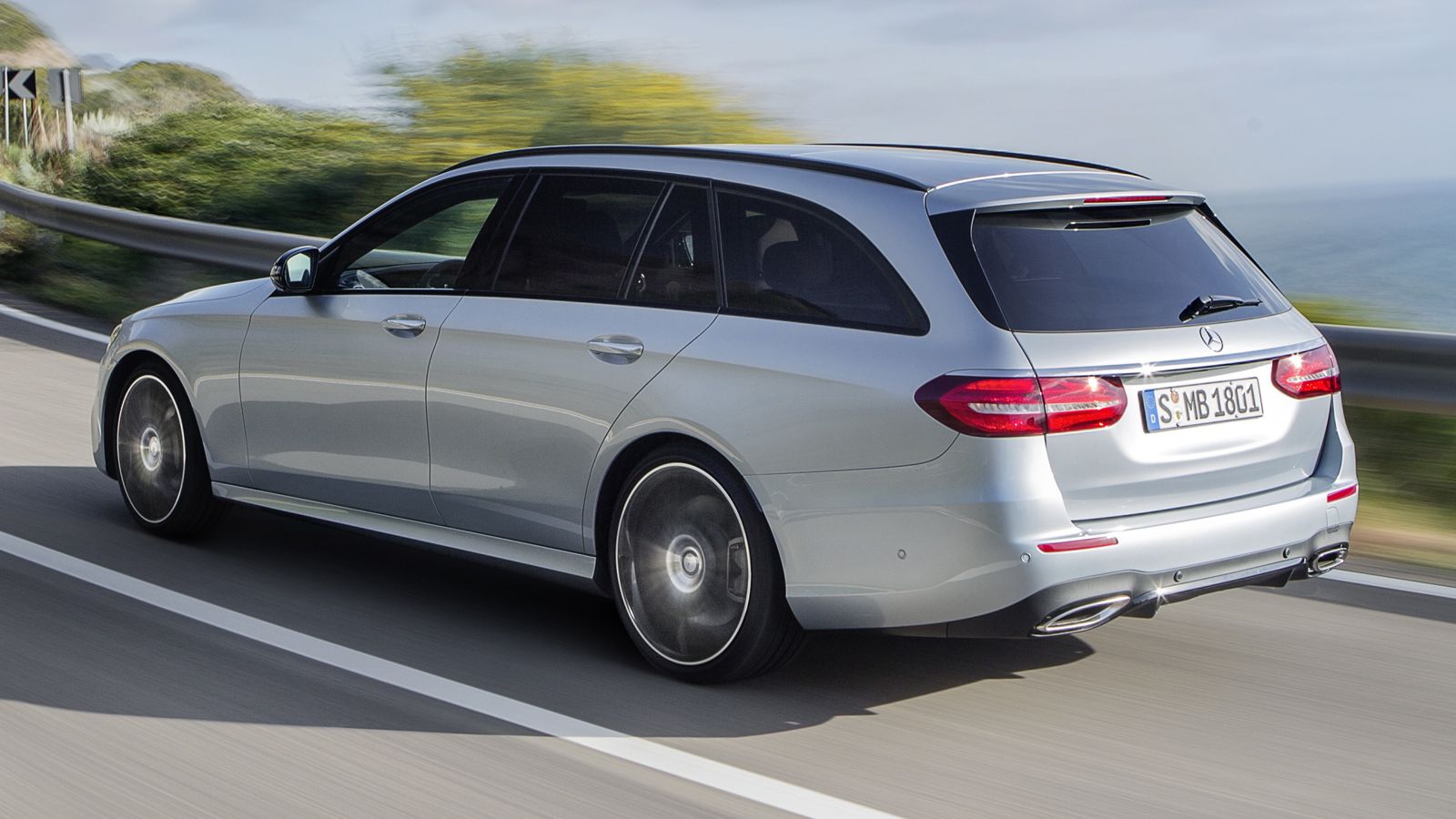 Όπως είναι φυσικό, το αυτοκίνητο ακολουθεί το σχεδιασμό της sedan έκδοσης. Στη μορφή της κυριαρχούν η κεκλιμένη οροφή και τα πίσω LED φωτιστικά σώματα