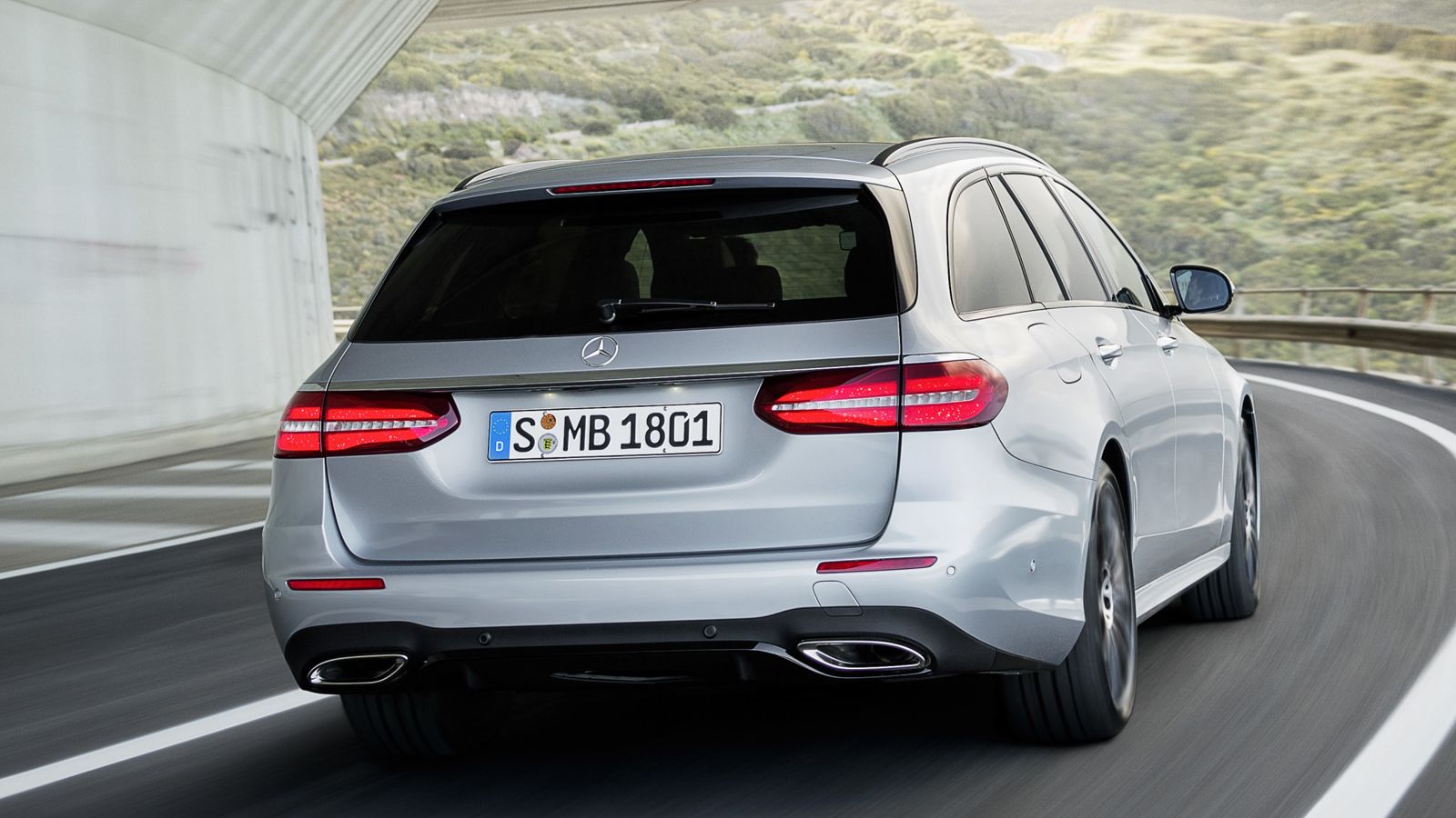 Ο χώρος αποσκευών έχει ελάχιστο πλάτος ανάμεσα στους θόλους 1.100 χλστ., γεγονός που κάνει τη νέα E-Class Estate ένα από τα ελάχιστα οχήματα που μπορο