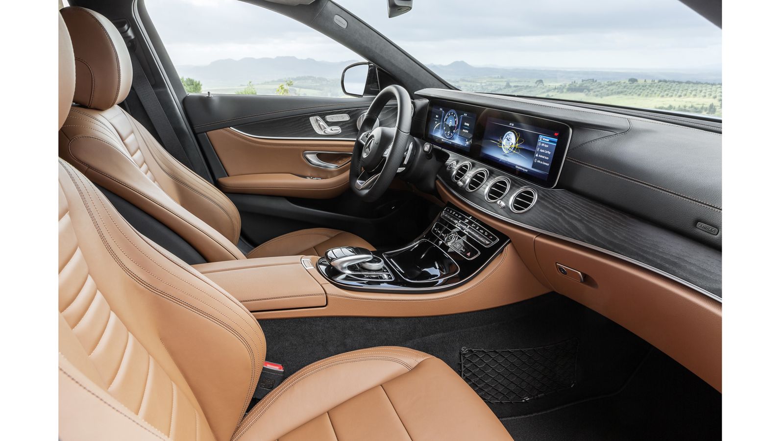 Στο εσωτερικό, αυτό που ενδιαφέρει είναι η αύξηση της χωρητικότητας του πορτμπαγκάζ, καθώς εύλογα όλα τα υπόλοιπα είναι ίδια με την sedan έκδοση. 