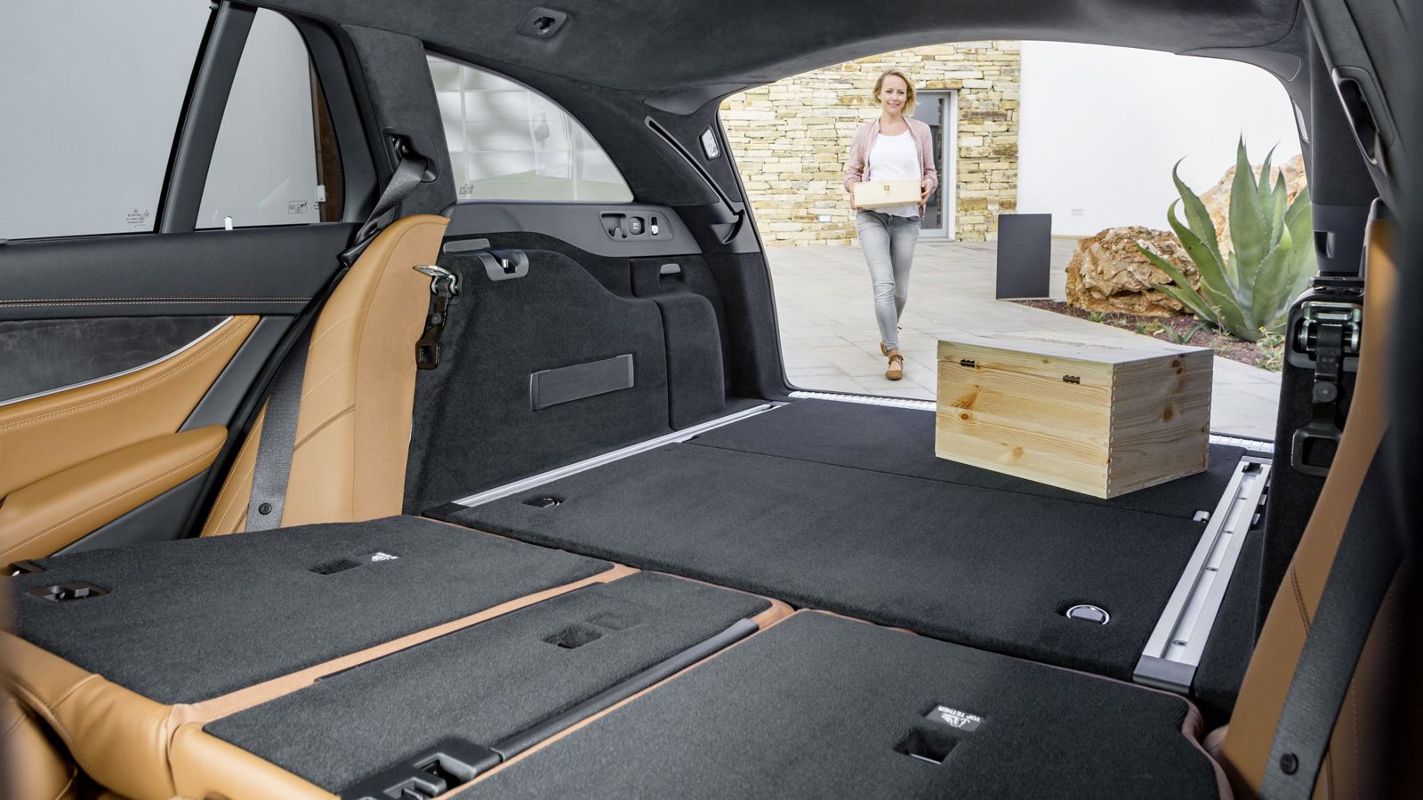 Ο χώρος αποσκευών ανέρχεται στα 670 λίτρα (+25 λίτρα από τη προηγούμενη γενιά), ο οποίος μετά την αναδίπλωση των πίσω καθισμάτων (40:20:40) φτάνει στα