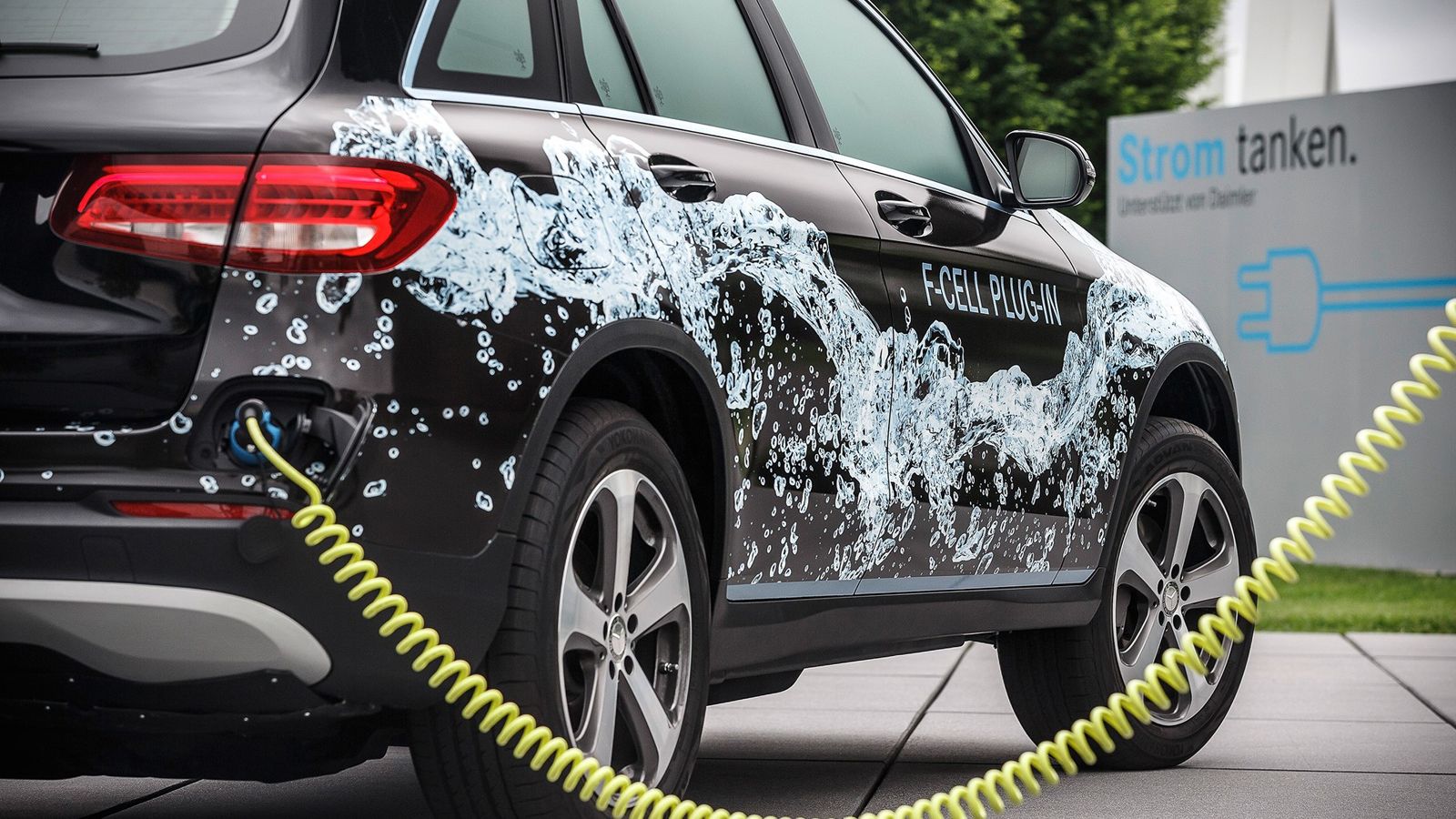Η Mercedes GLC F-CELL είναι μία έκδοση με κυψέλες καυσίμου και με μπαταρίες ιόντων λιθίου, οι οποίες φορτίζουν στην πρίζα και κινούν το SUV για κάτι λ