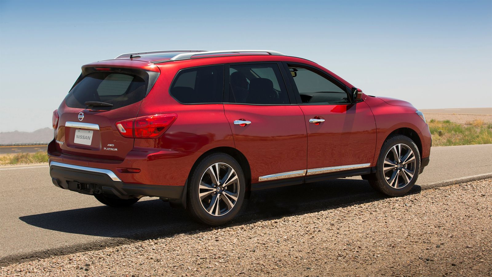 Το νέο Nissan Pathfinder θυμίζει περισσότερο ένα κομψό οικογενειακό αυτοκίνητο, λόγω του ανανεωμένου σχεδιασμού του.