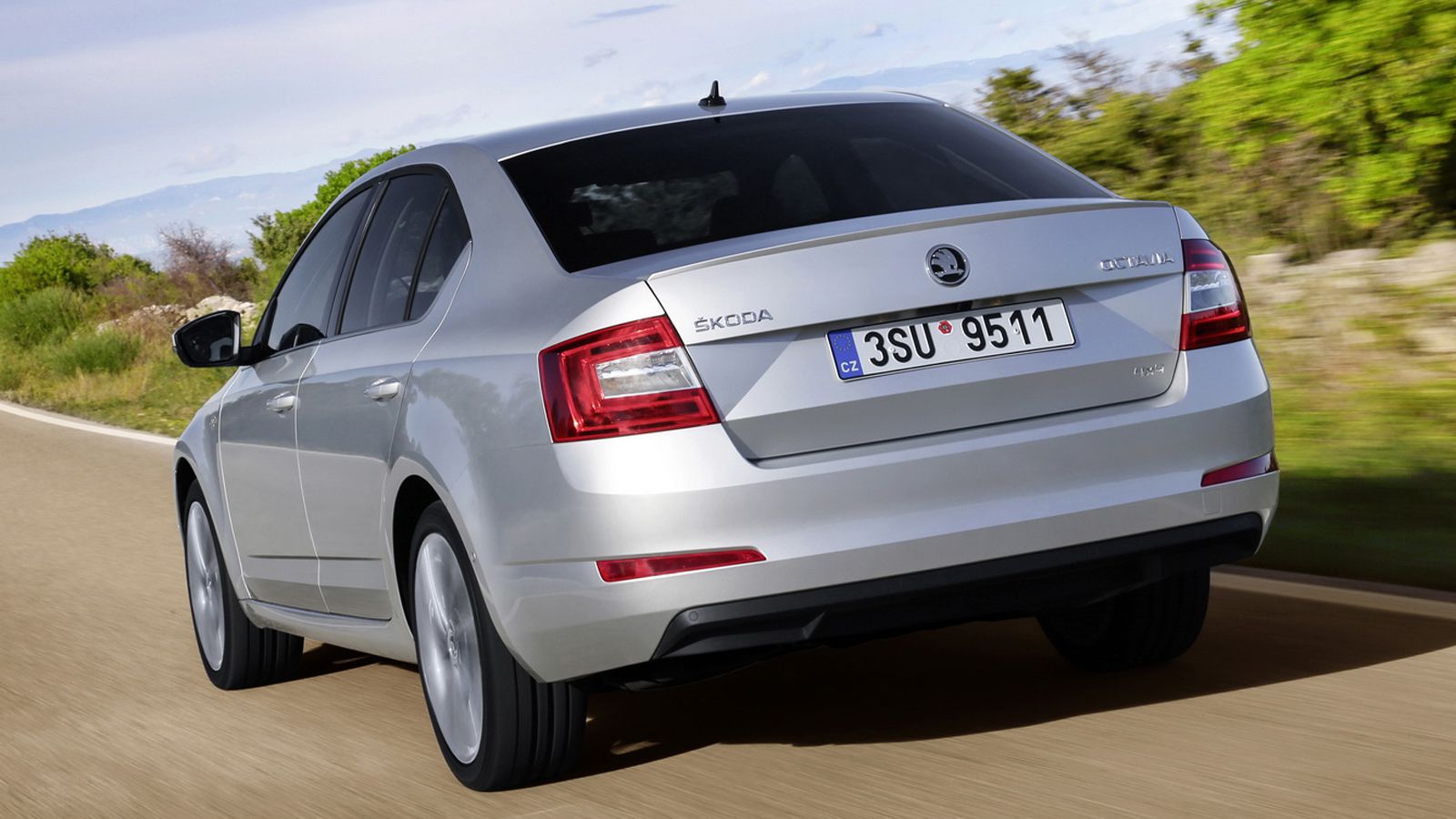 Όταν εξοπλίζεται με DSG κιβώτιο, η Octavia 1.0 TSI κάνει το 0-100 σε 10,0 δλ. και έχει κατανάλωση 4,5 λτ./100 χλμ. Με το εξατάχυτο μηχανικό κιβώτιο, ο