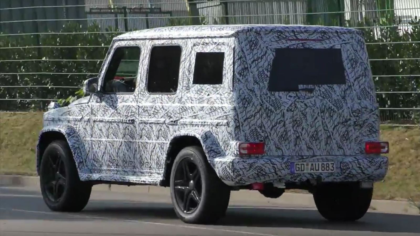Η νέα G-Class θα διατηρήσει τις «γωνίες» της, λέγεται πως θα είναι μακρύτερη κατά 10 εκ., ενώ θα στηριχθεί σε μια νέα πλατφόρμα, μόνο από την οποία θα